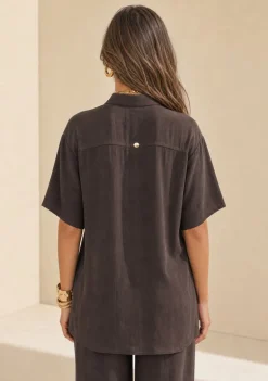 Camisa Morena Rosa Solta Gola Clássica Manga Curta Alongada Marrom