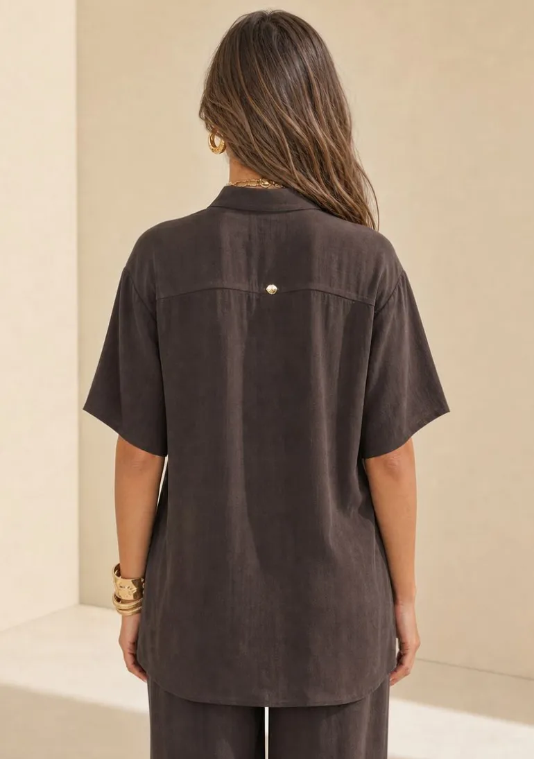 Camisa Morena Rosa Solta Gola Clássica Manga Curta Alongada Marrom