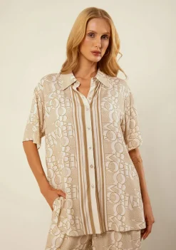 Camisa Morena Rosa Solta Gola Clássica Manga Curta Padrão Bege/Coral