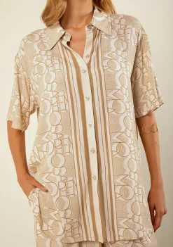 Camisa Morena Rosa Solta Gola Clássica Manga Curta Padrão Bege/Coral