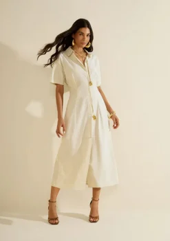 Vestido Morena Rosa Ajustado Gola Clássica Manga Curta Midi Bege