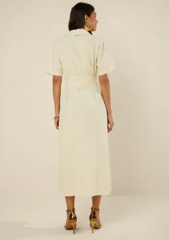 Vestido Morena Rosa Ajustado Gola Clássica Manga Curta Midi Bege