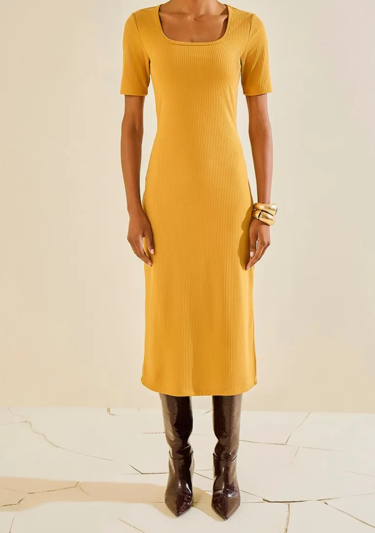 Vestido Morena Rosa Ajustado Decote Reto Manga Curta Midi Amarelo